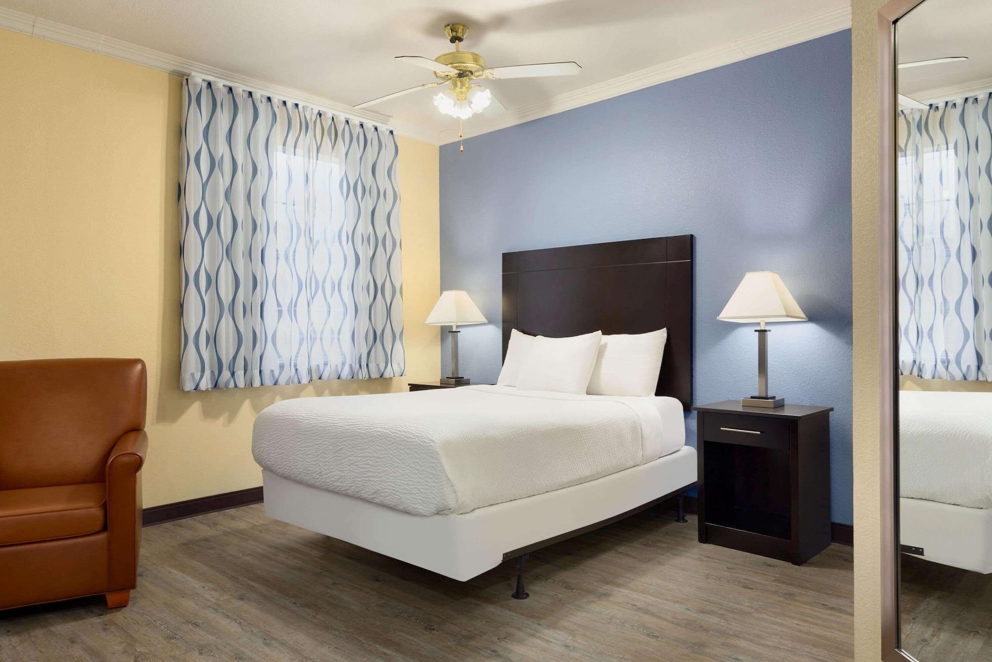 Days Inn & Suites By Wyndham Dfw Airport South-Euless Exterior photo