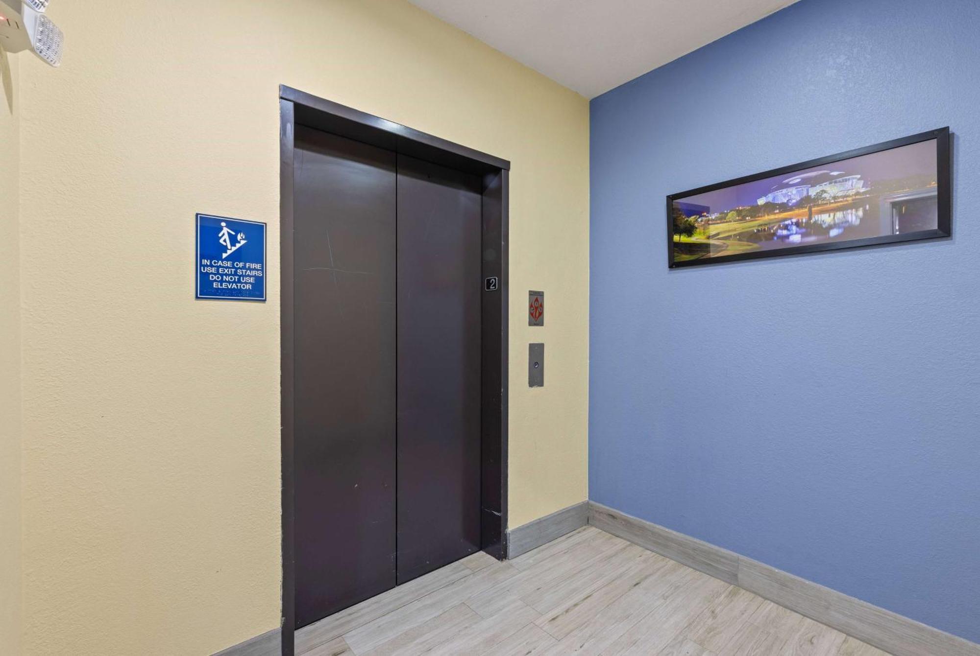 Days Inn & Suites By Wyndham Dfw Airport South-Euless Exterior photo