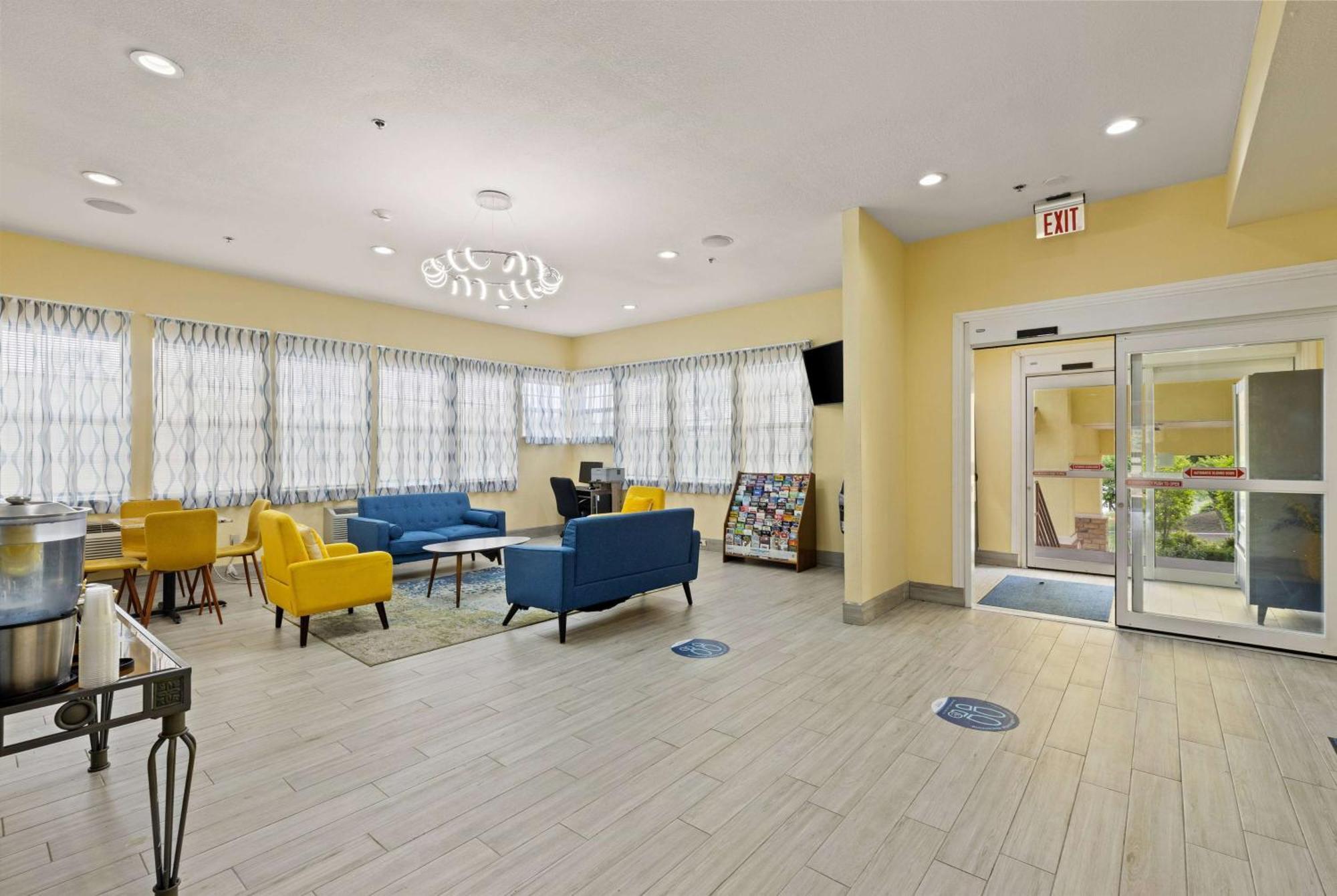 Days Inn & Suites By Wyndham Dfw Airport South-Euless Exterior photo